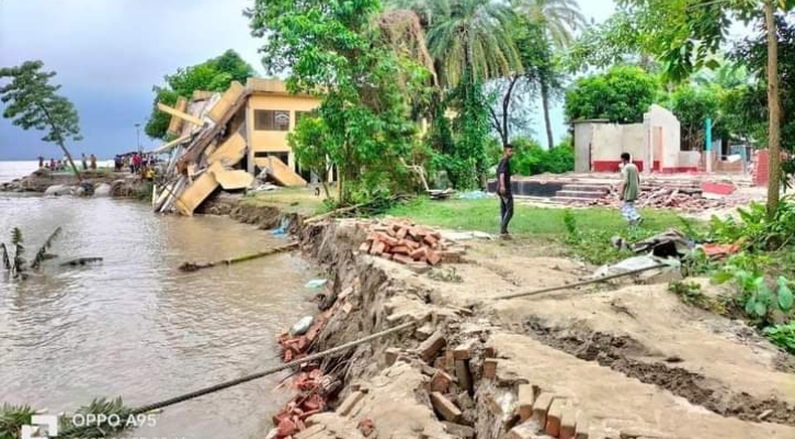 পদ্মায় ভেঙে পড়ছে প্রাথমিক বিদ্যালয়টি